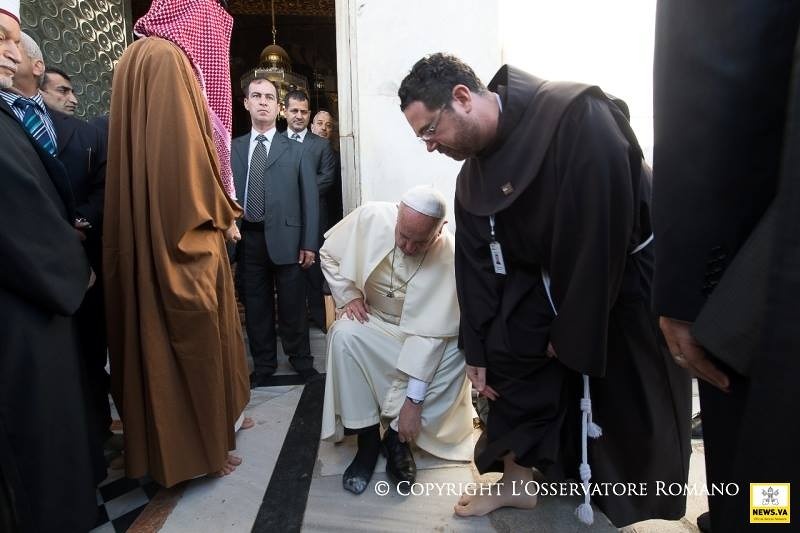 pope-removes-shoes.jpg